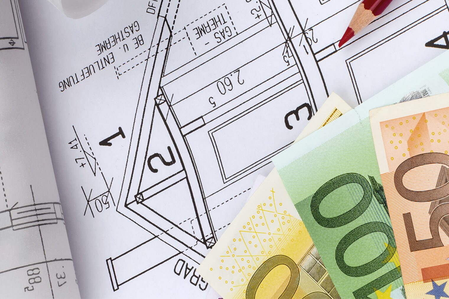 Ein Bauplan, Rotstift und Geldscheine