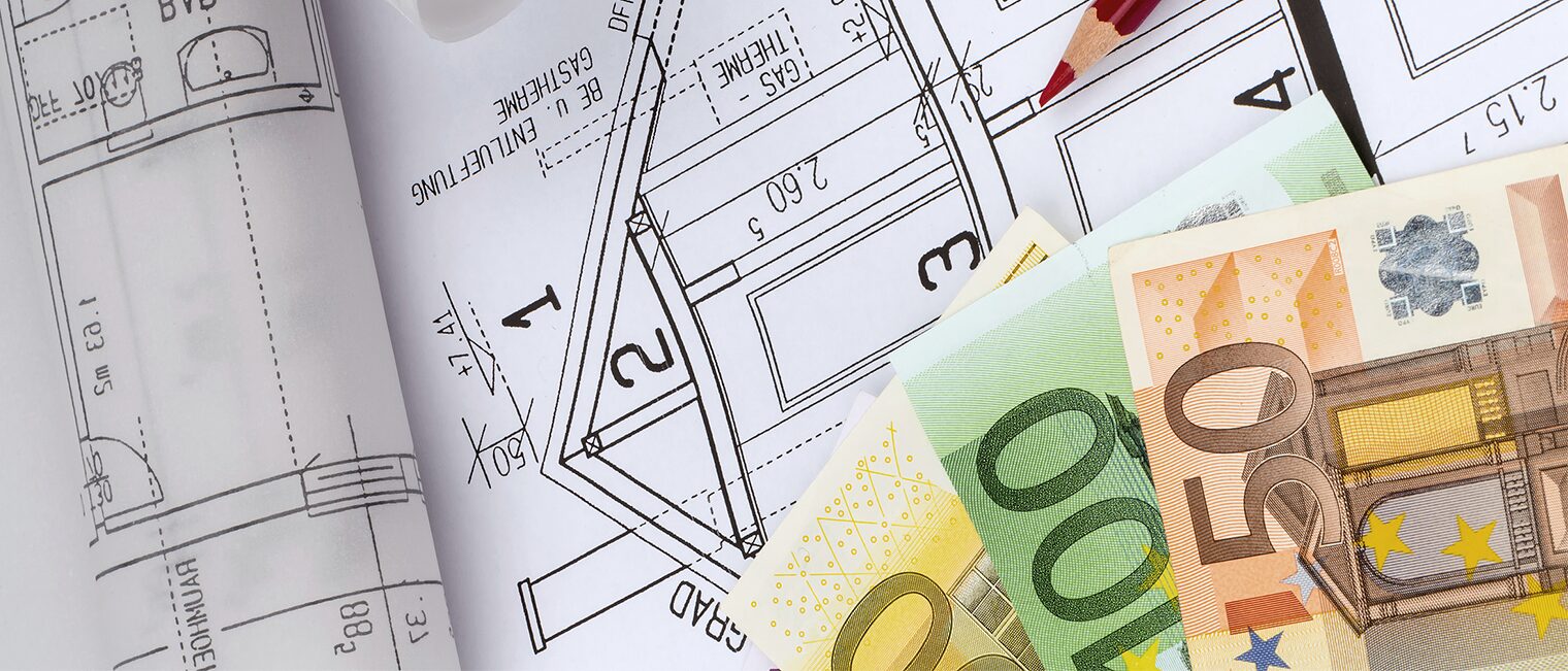 Ein Bauplan, Rotstift und Geldscheine