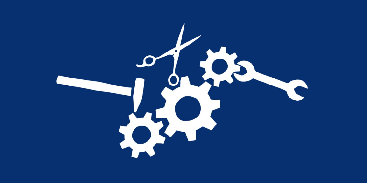 Dunkelblauer Hintergrund und darauf verschiedene weiße Icons: Hammer, Schere, Zahnräder, Schraubenschlüssel