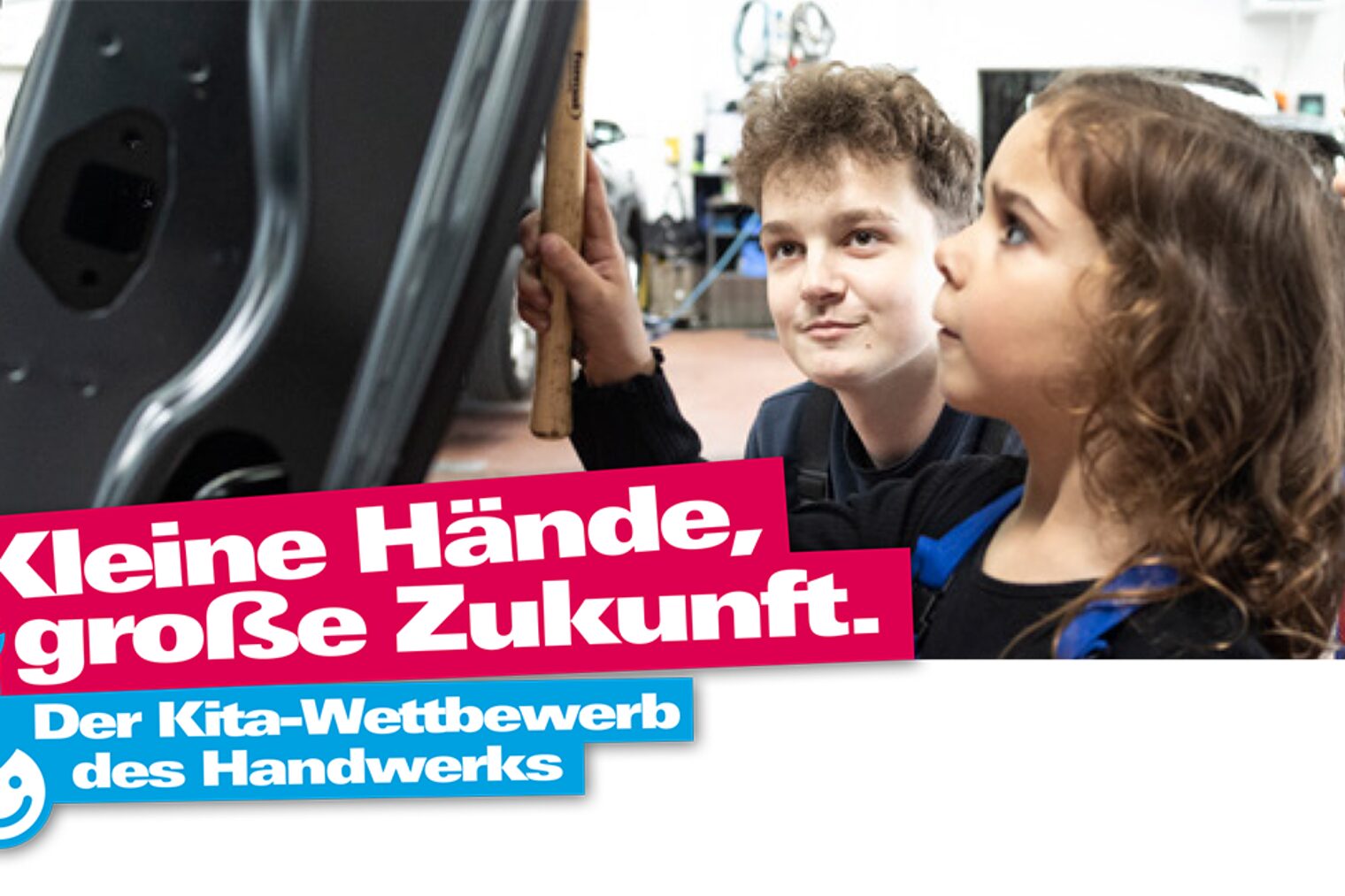 Werbeplakat für den KITA-Wettbewerb: Drei Kinder stehen in einer KFZ-Werkstatt vor einer offenen Motorhaube.