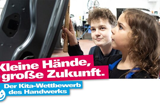 Werbeplakat für den KITA-Wettbewerb: Drei Kinder stehen in einer KFZ-Werkstatt vor einer offenen Motorhaube.