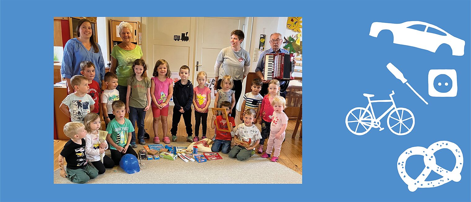 Kinder und Erzieherinnnen mit Dankeschönpaket für die Teilnahme am Wettbewerb "Kleine Hände, große Zukunft".