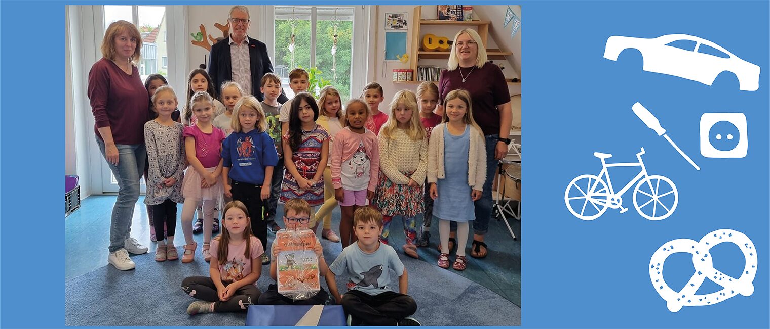 Gruppenbild Kindern und Erzieherinnen im Kindergarten Schöllkrippen mit Kreishandwerksmeister Matthias Kreß.