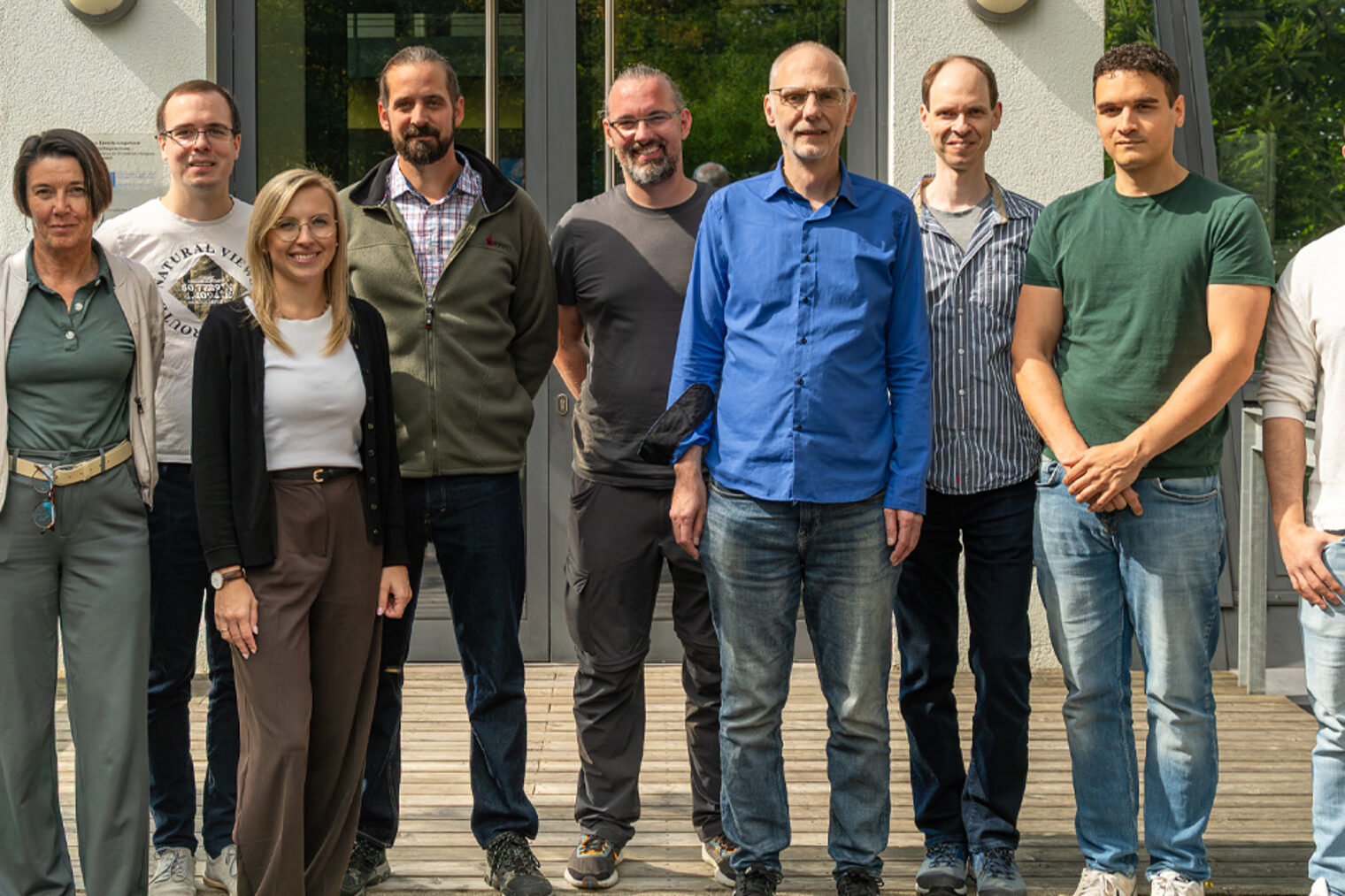 Gruppenfoto vor Eingang eines Gebäudes