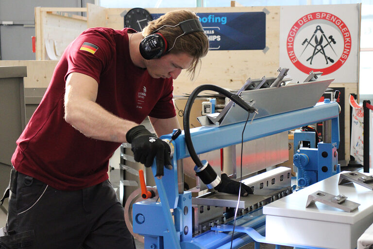 Spengler biegt Blech an Maschine