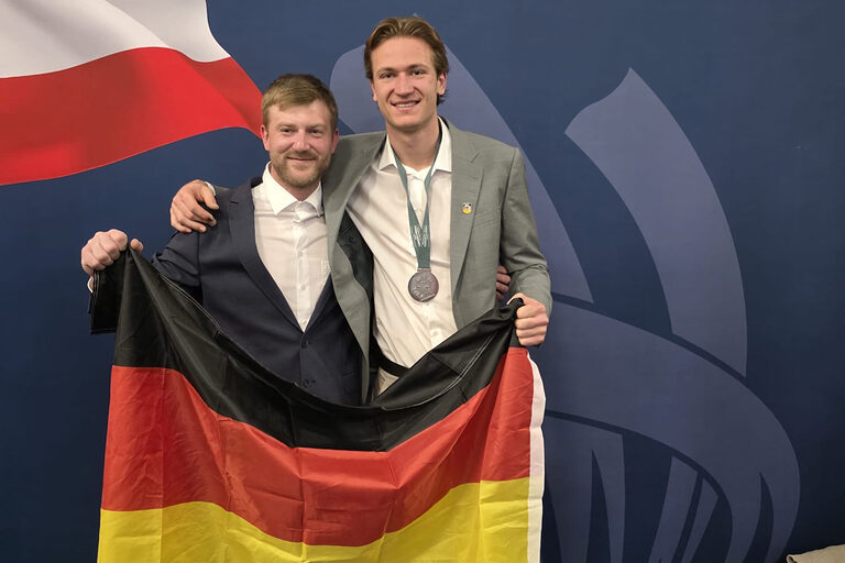 Zwei Männer mit Deutschlandflagge