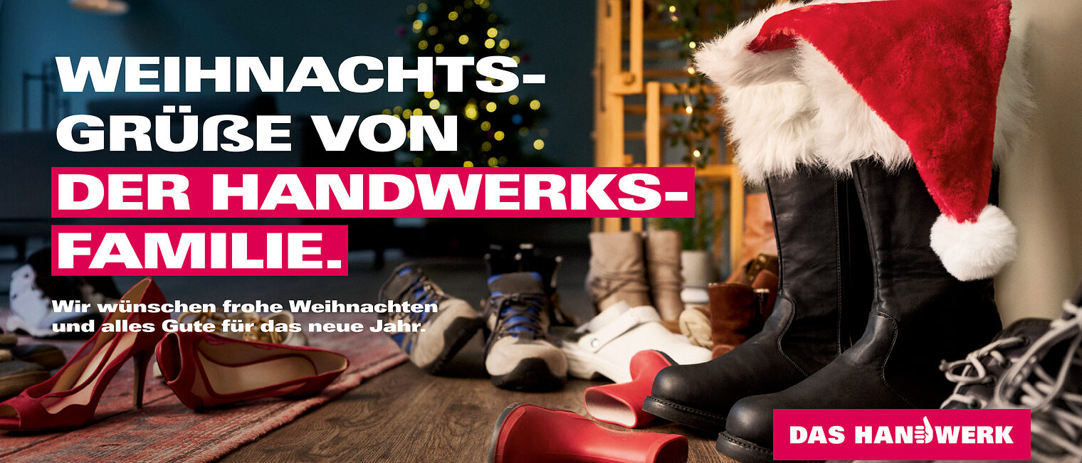 Wohnung mit Schuhen auf dem Boden, dazwischen Stiefel des Weihnachtsmanns mit Mütze. Schrift auf Foto: Weihnachtsgrüße von der Handwerksfamilie