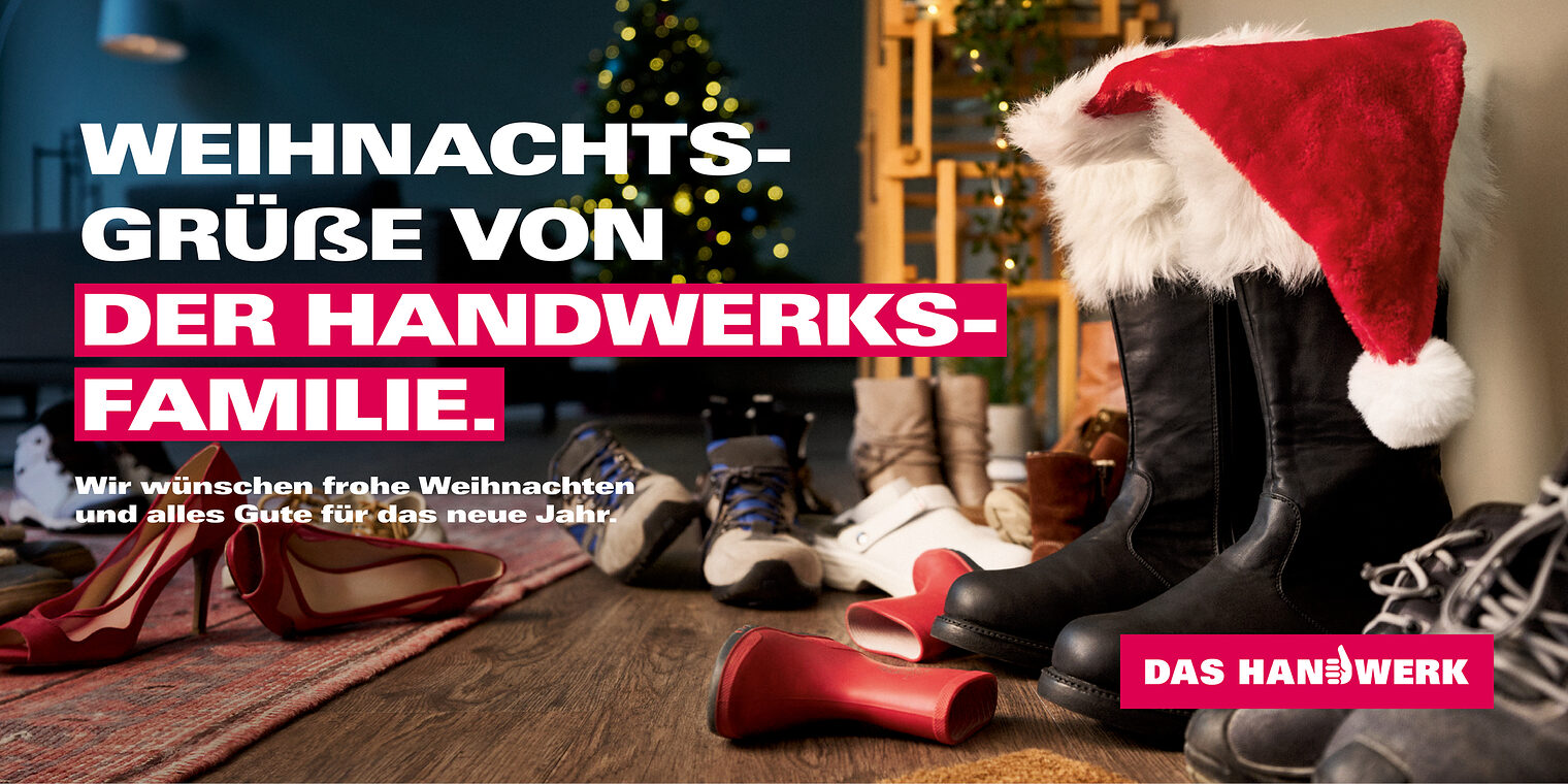 Wohnung mit Schuhen auf dem Boden, dazwischen Stiefel des Weihnachtsmanns mit Mütze. Schrift auf Foto: Weihnachtsgrüße von der Handwerksfamilie