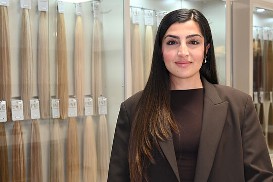 Porträtfoto Fatma Avsar im Friseurgeschäft