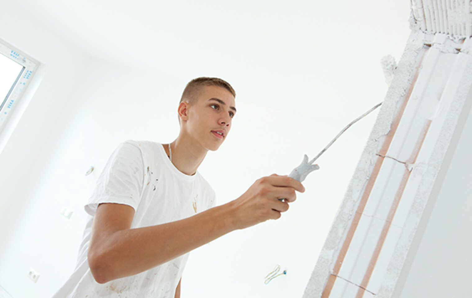 Auszubildender zum Maler und Lackierer in ÜLU im Bildungszentrum Aschaffenburg der Handwerkskammer für Unterfranken