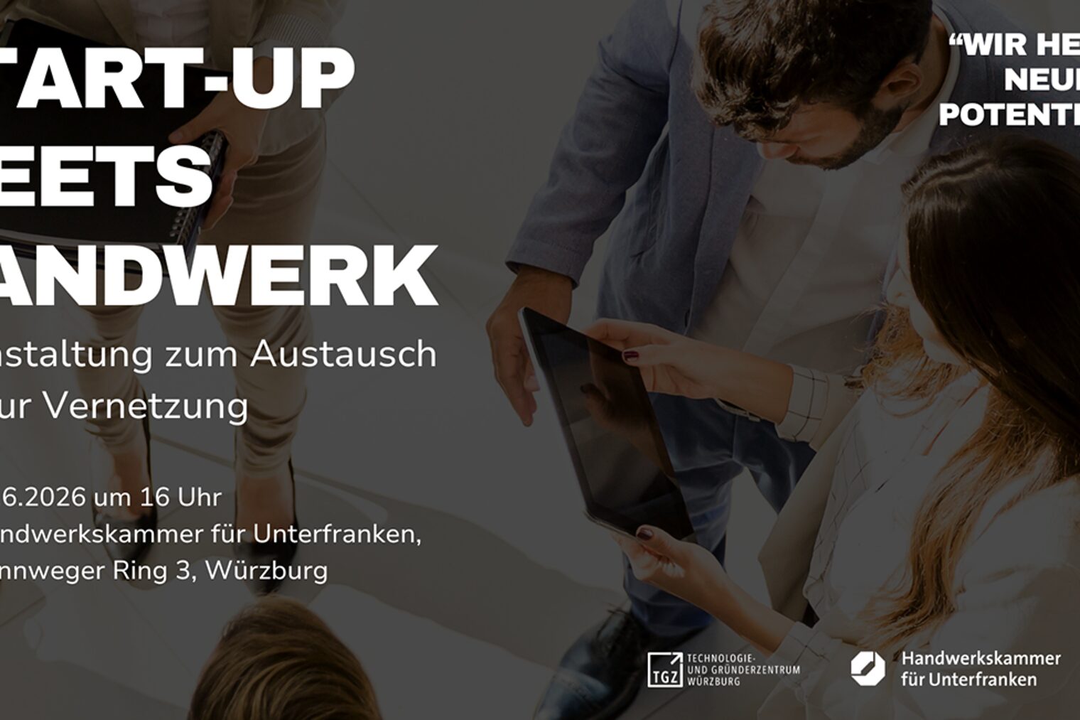 Ankündigung der Veranstaltung, Text mit Bild im Hintergrund, mehrere Personen schauen gemeinsam auf einen Laptop