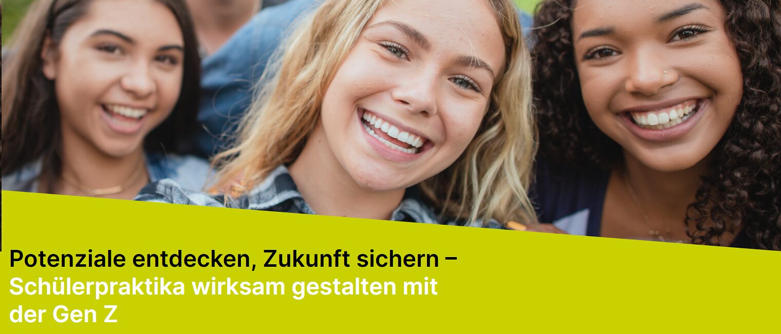 DRei Schülerinnen lachen in die Kamera, darunter Text, der Titel der Veranstaltung