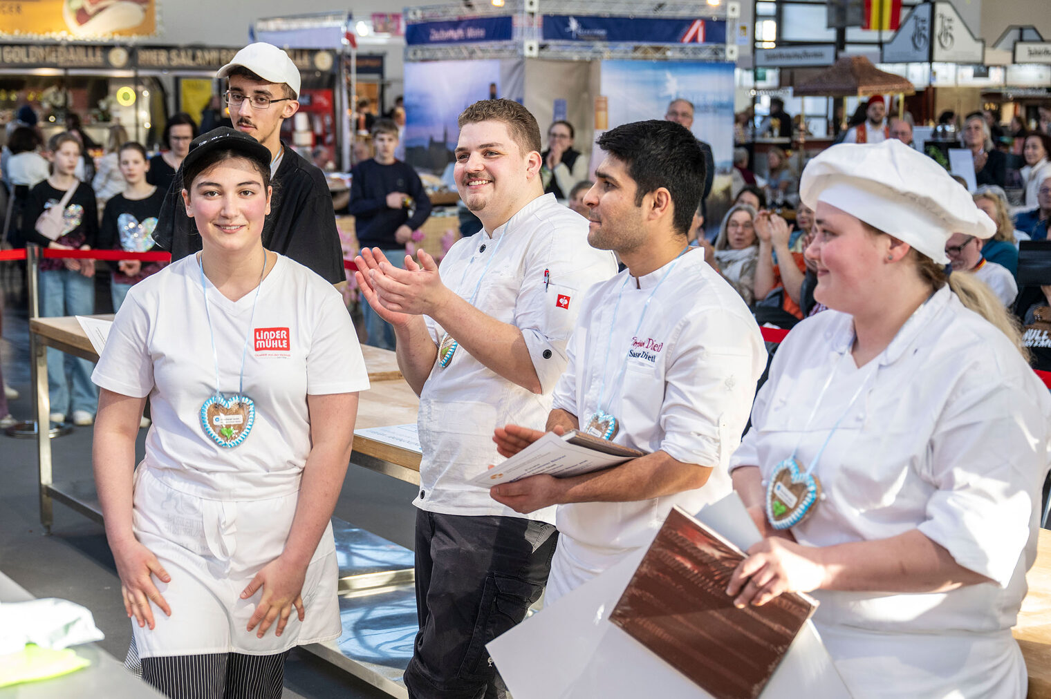 Wettbewerbsteilnehmer bei Siegerehrung
