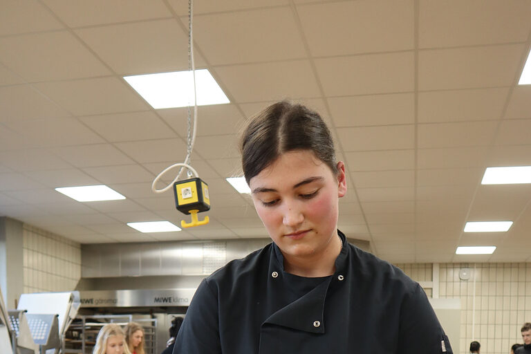 Bäckerin Backstube formt Teig