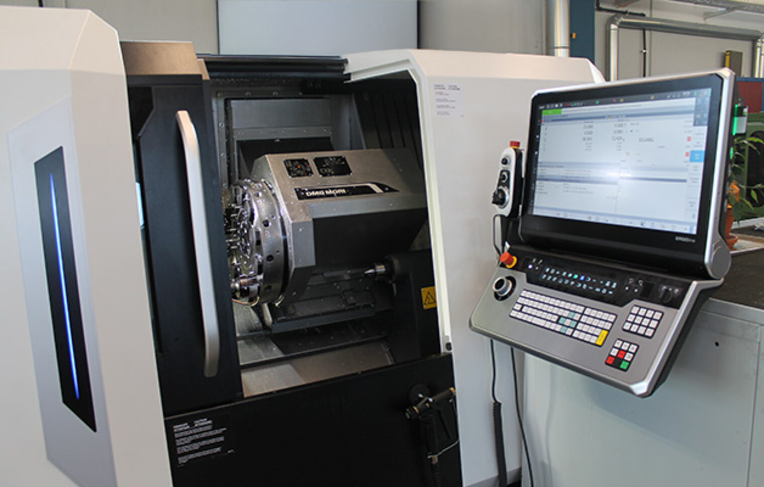 Moderne CNC-Drehmaschine von DMG Mori mit Siemens Steuerung im Bildungszentrum Aschaffenburg für Feinwerktechnik Weiterbildung