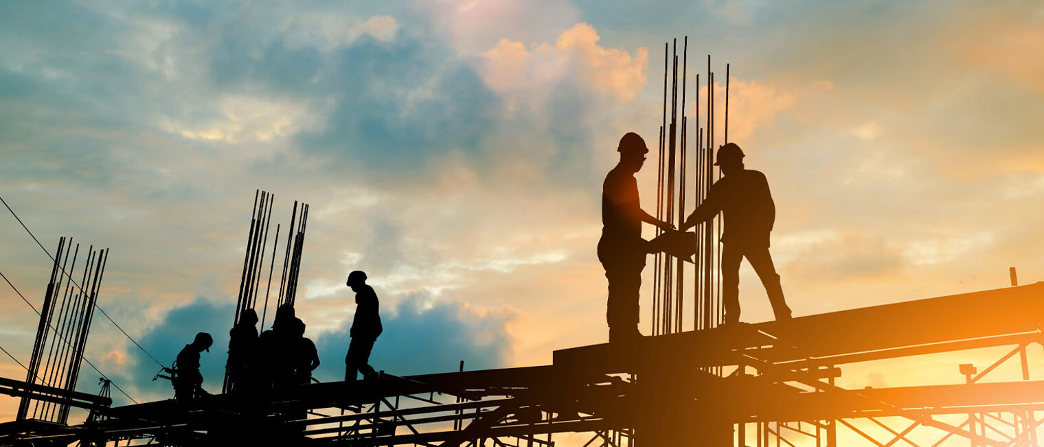 Symbolfoto Männer auf einer Baustelle im Abendlicht