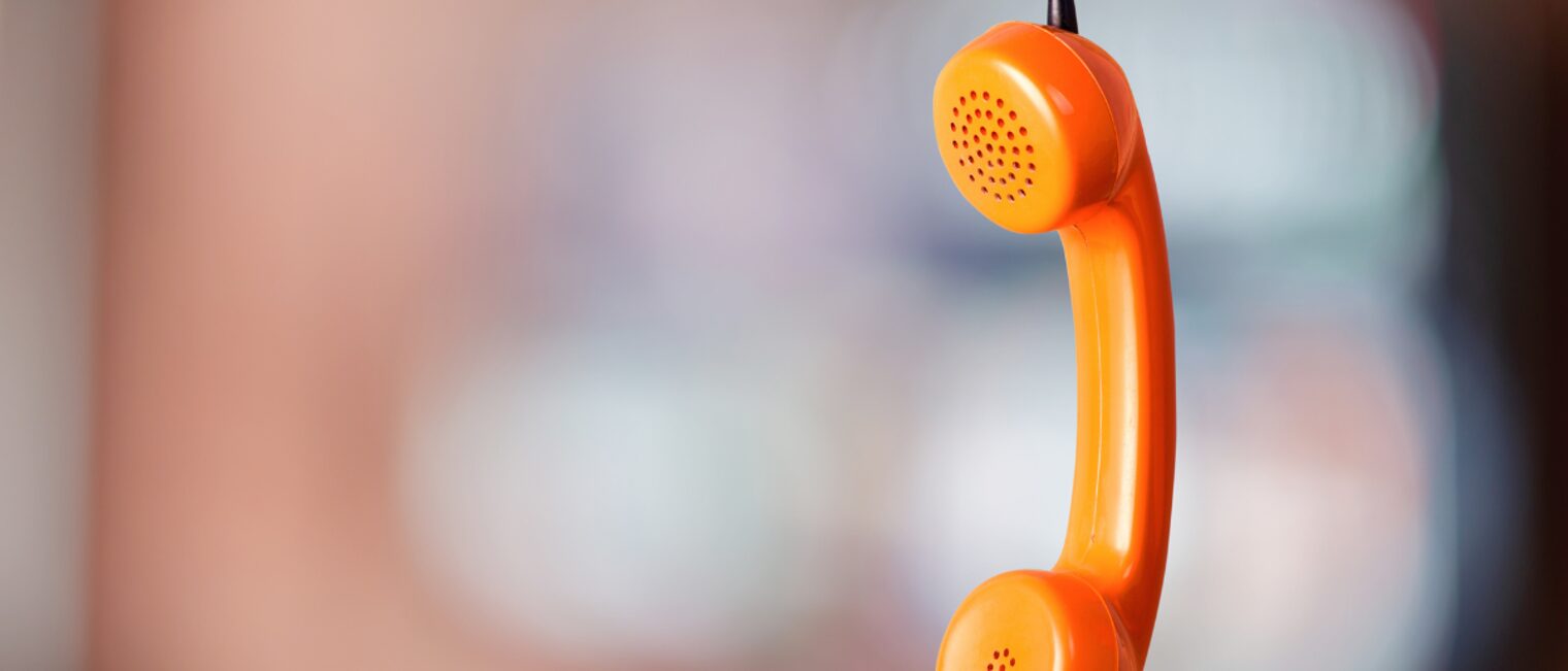 Bild von einem hängenden alten Telefonhörer