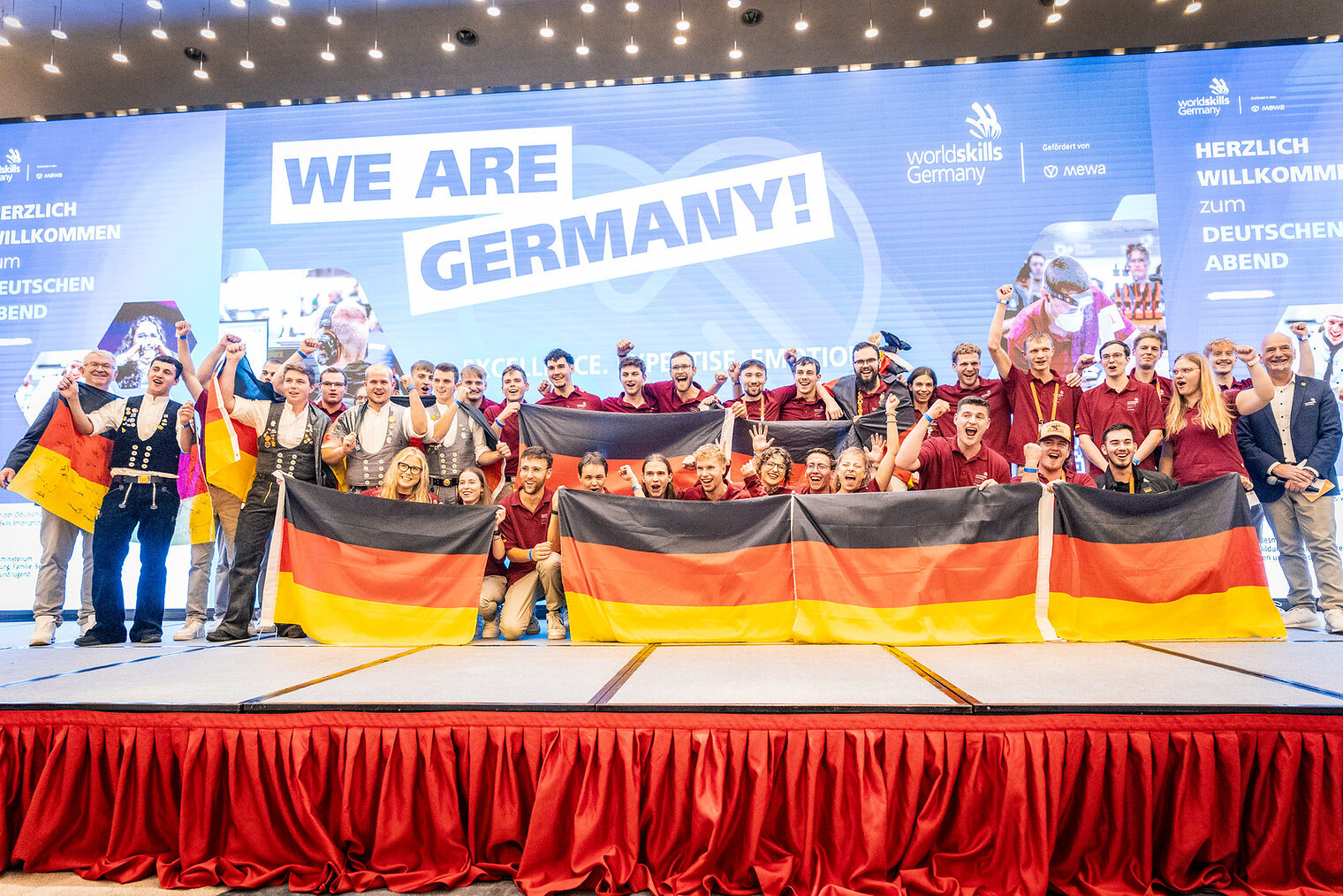 Gruppenfoto Team Deutschland, Gruppe jubelt, Deutschlandfahnen