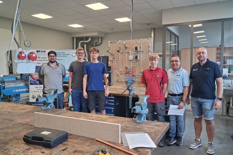 Gruppenbild in Werkstatt