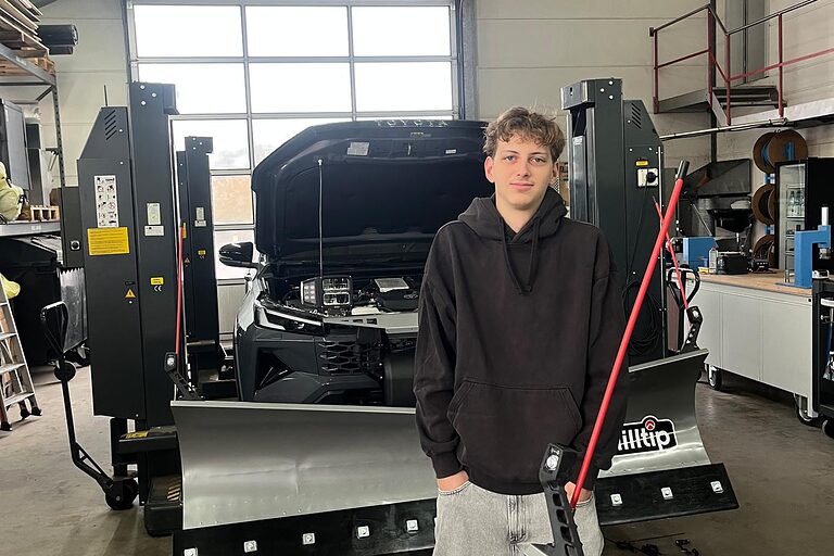 Sieger in Werkstatt vor Schneepflug