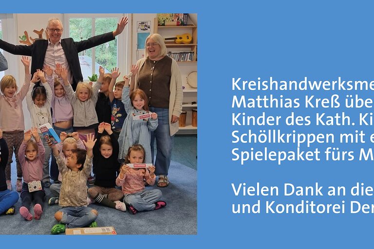 Gruppenbild mit Kindergartenkindern und Erwachsenen, alle jubeln, daneben Text mit Name der KITA und Danke an die Bäckerei.