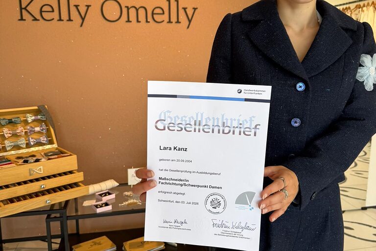 Maßschneiderin in Atelier mit Gesellenbrief