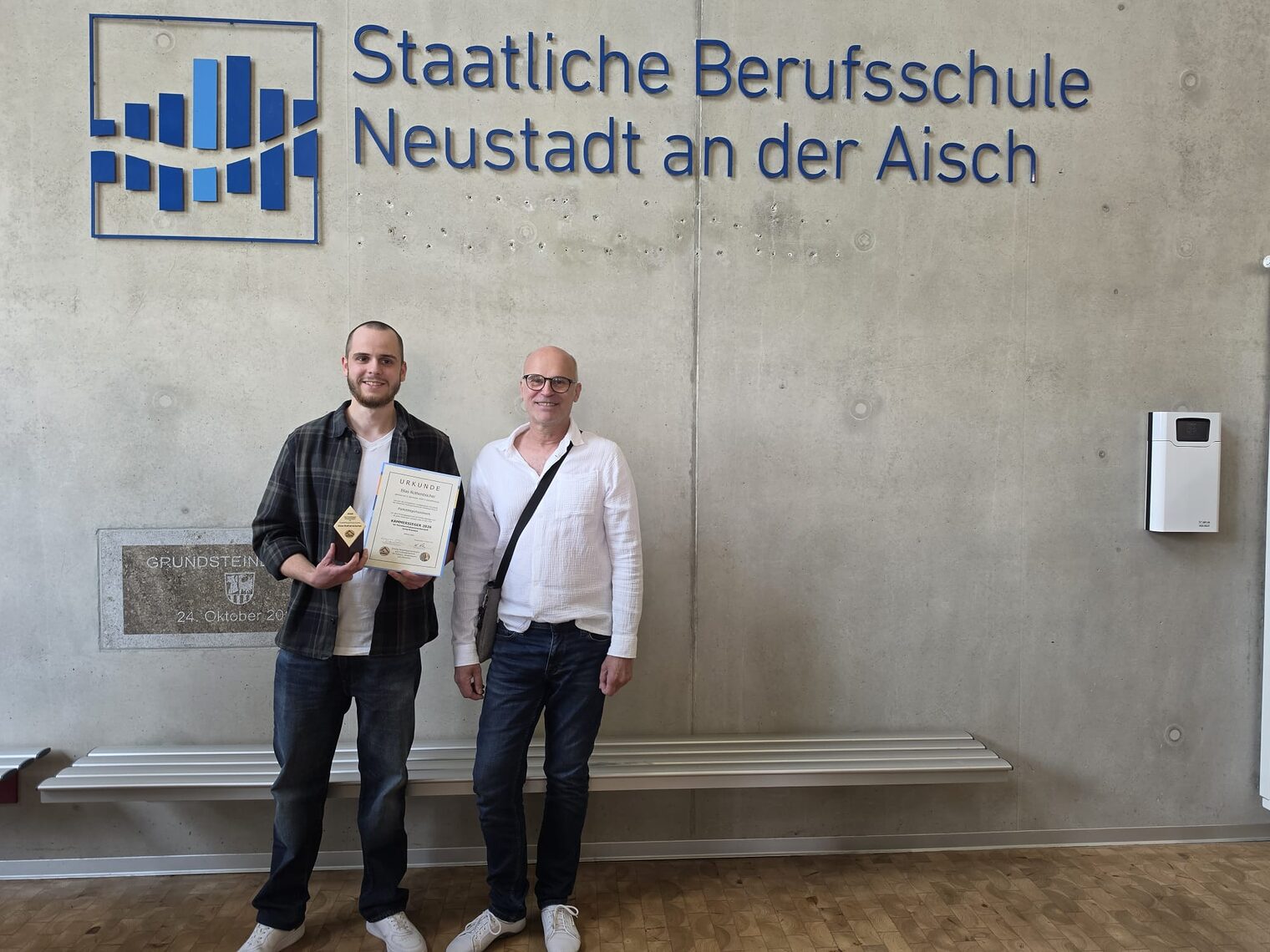 Ausbilder und Geselle mit Gesellenbrief