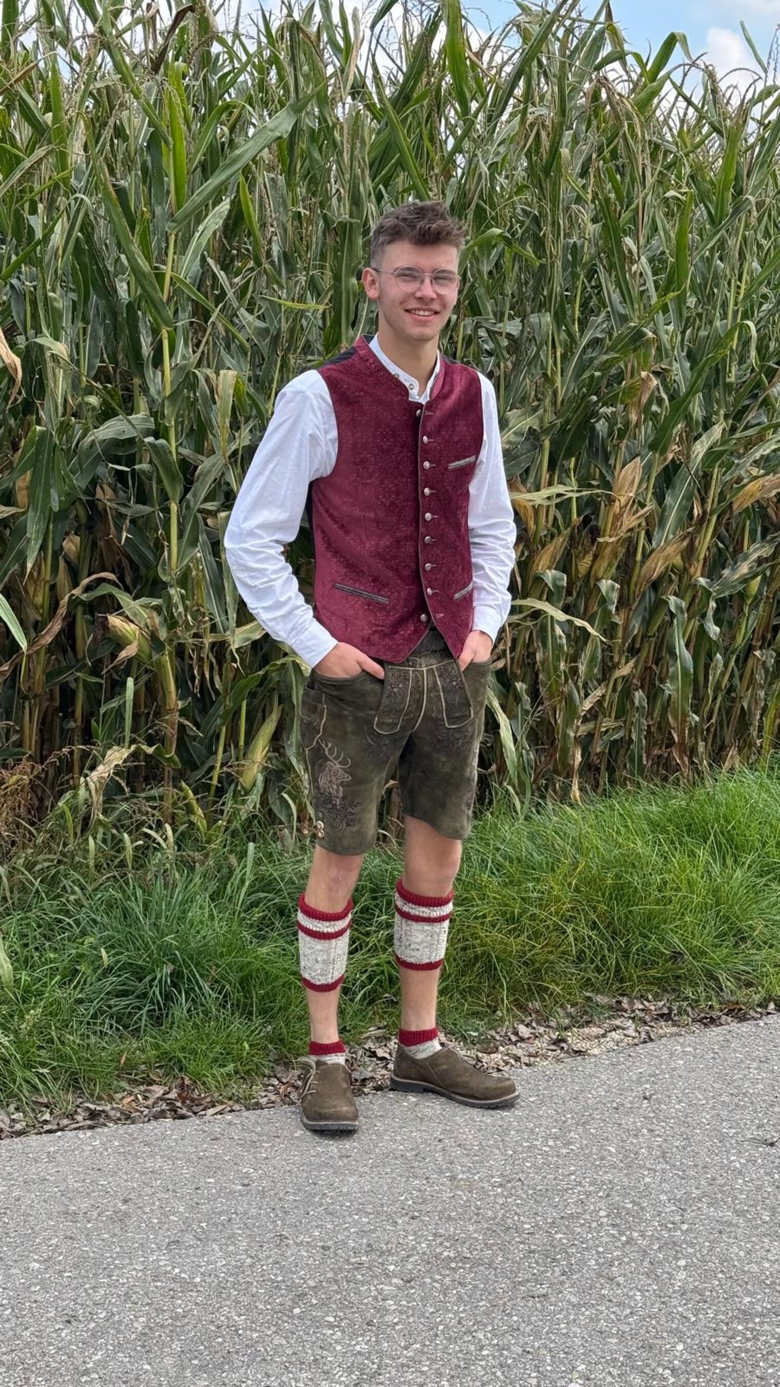 Straßenbauer in Lederhose und Weste