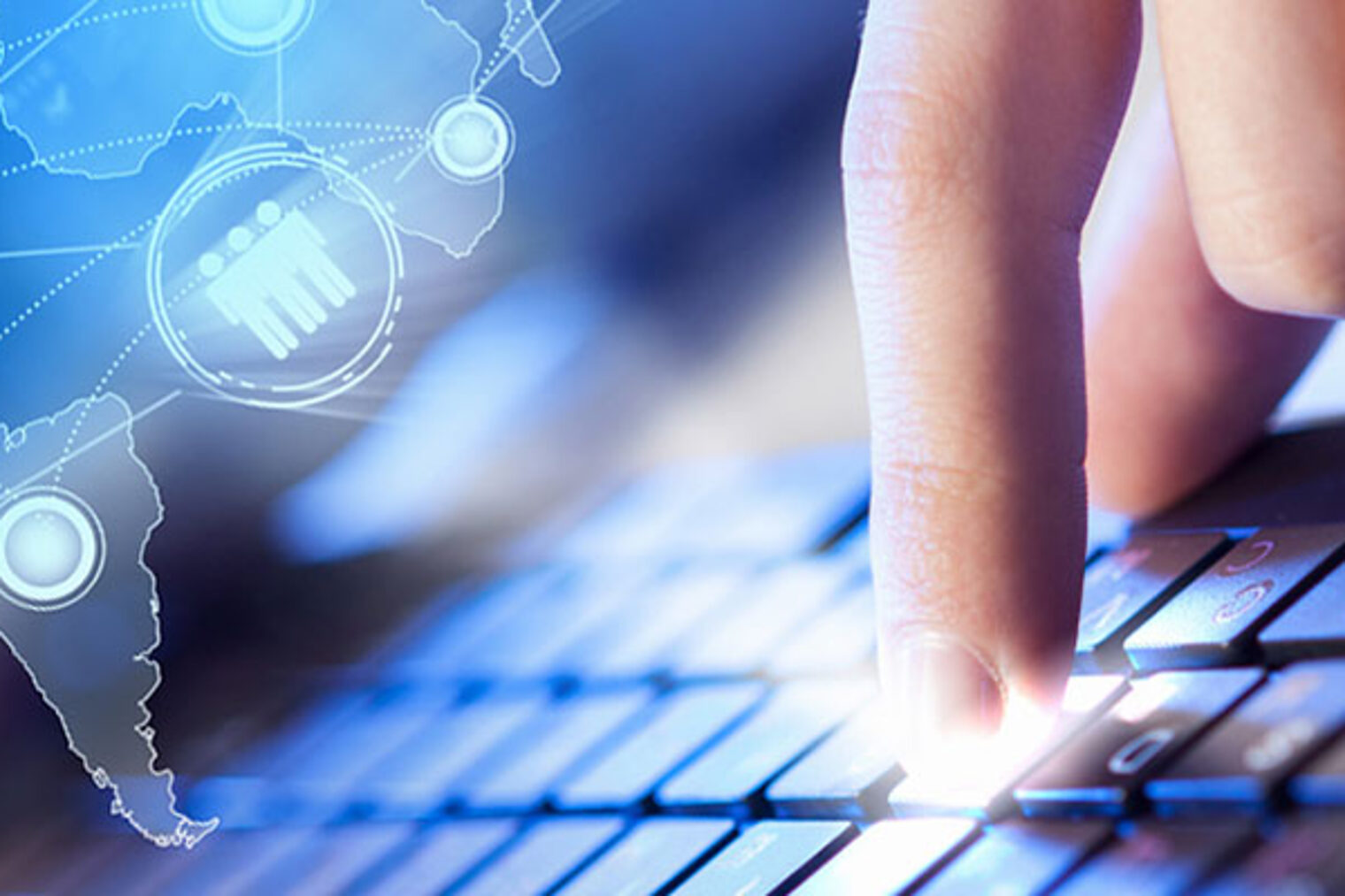 Finger tippt auf eine Taste einer Tastatur, darüber ein blaues Hologramm der Weltkarte, Fotomontage
