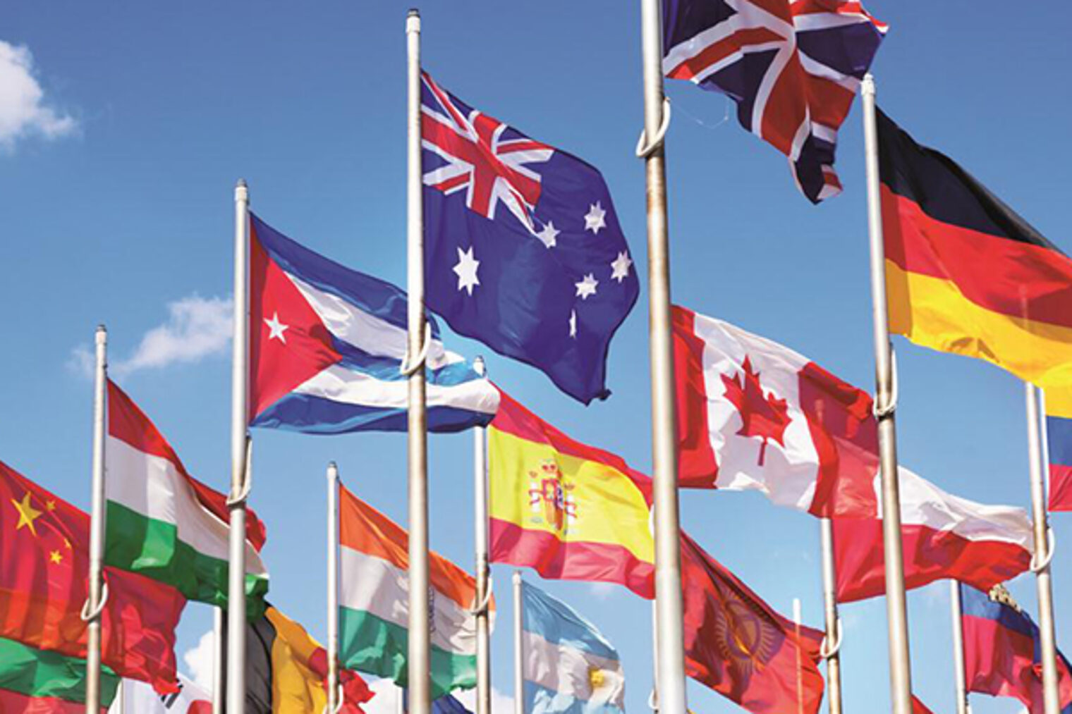 Foto mit verschiedenen Flaggen, unter anderem Deutschland, Kanada, Spanien, China und Australien
