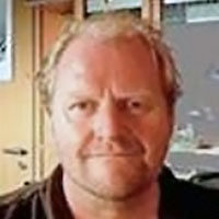 Sattler Ausbilder Alexander Petermann schaut in die Kamera
