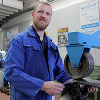 Ausbilder Andreas Mayer beim Arbeiten an der Rollenstreckmaschine