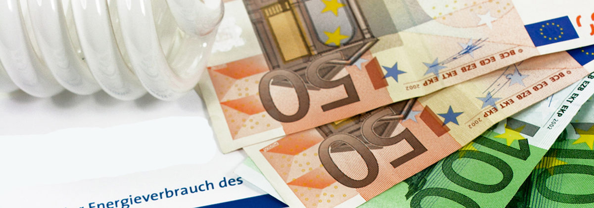 energieausweis, energiepass, energieverschwendung, heizen, heizkosten, energie, thermal, thermografie, thermographie, wärme, wärmebild, wärmedämmung, wärmeverlust, energiesparen, energiesparbirne, banknoten, eigentümer, energiebedarf, energieeffizienz, energieverbrauch, energieversorgung, euro, formular, geldscheine, hauseigentümer, sparen, strom, stromkosten, stromrechnung, stromverbrauch, verbraucher, wohngebäude, zertifikat, abbildung, gebäude, haus, infrarot, oberfläche, strahlung, winter, energiekosten, sparbirne, hausisolierung, kostenfalle, isolieren, kälte, temperatur, abrechnung, klima, umweltschutz