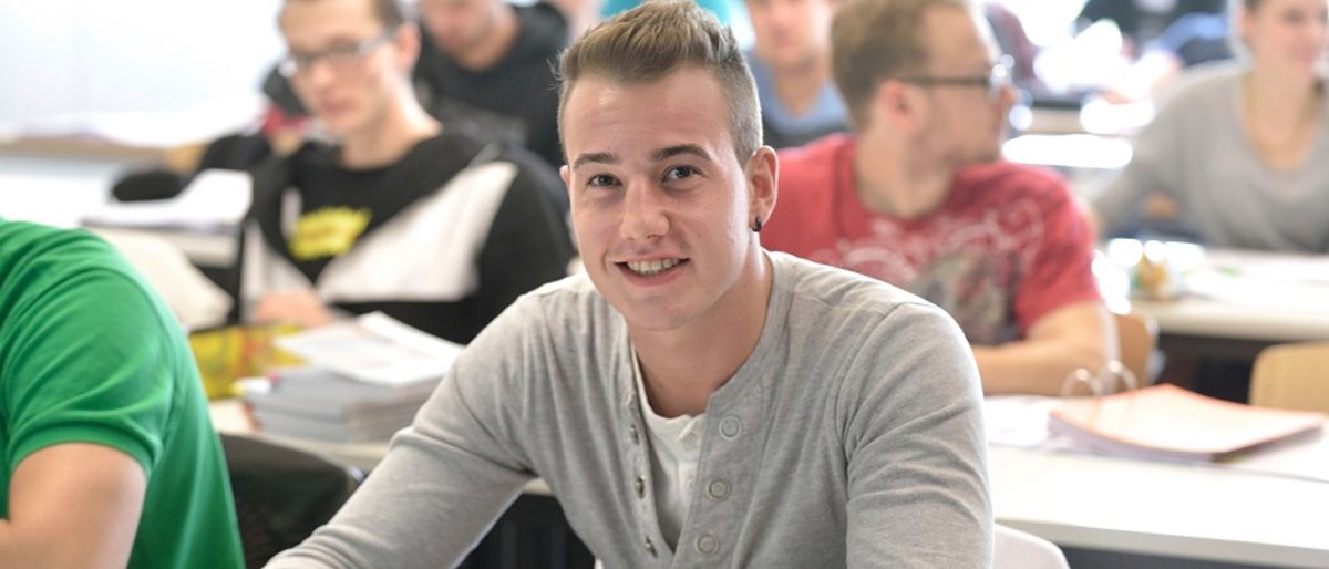 Tischreihen, hintereinander, erste Reihe, Teilnehmer Blick vorne