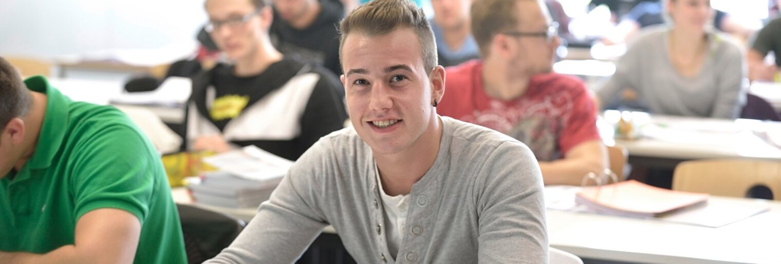 Tischreihen, hintereinander, erste Reihe, Teilnehmer Blick vorne